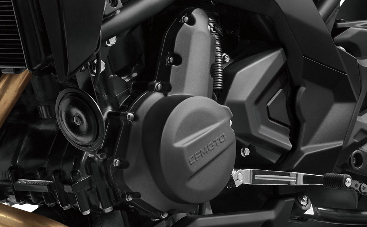 CF MOTO 650 NK (Fehér) CF MOTO 650 NK (Fehér)