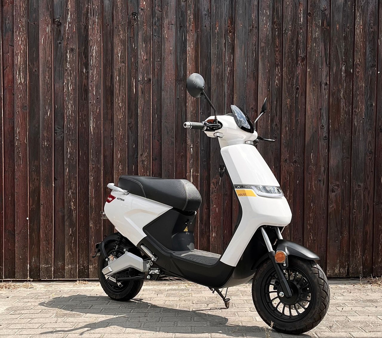 BEMUTATÓMOTOR - MOTRON VOLTZ, fehér, Le1-B BEMUTATÓMOTOR - MOTRON VOLTZ, fehér, Le1-B