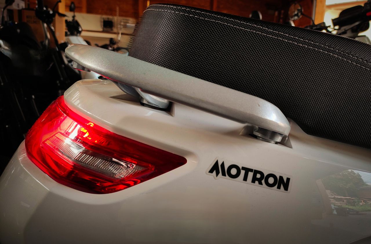 BEMUTATÓMOTOR - MOTRON VOLTZ, fehér, Le1-B BEMUTATÓMOTOR - MOTRON VOLTZ, fehér, Le1-B