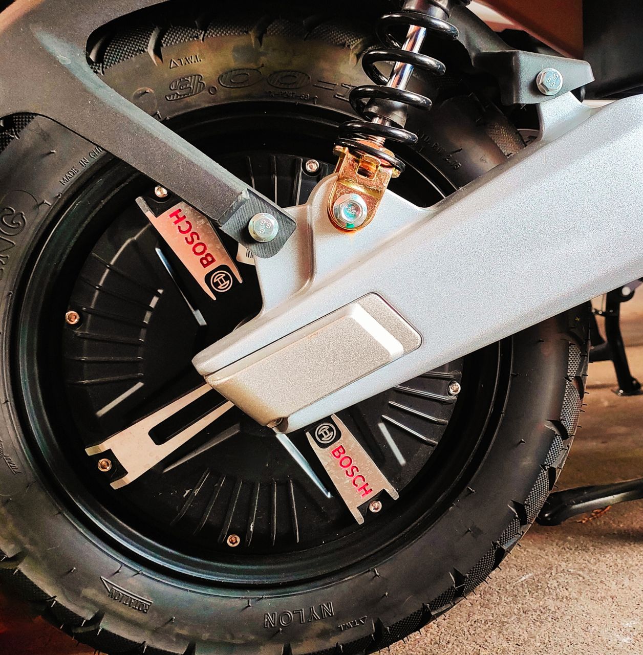 BEMUTATÓMOTOR - MOTRON VOLTZ, fehér, Le1-B BEMUTATÓMOTOR - MOTRON VOLTZ, fehér, Le1-B