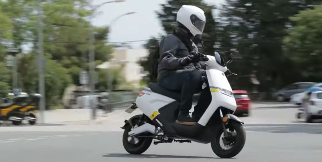 BEMUTATÓMOTOR - MOTRON VOLTZ, fehér, Le1-B BEMUTATÓMOTOR - MOTRON VOLTZ, fehér, Le1-B