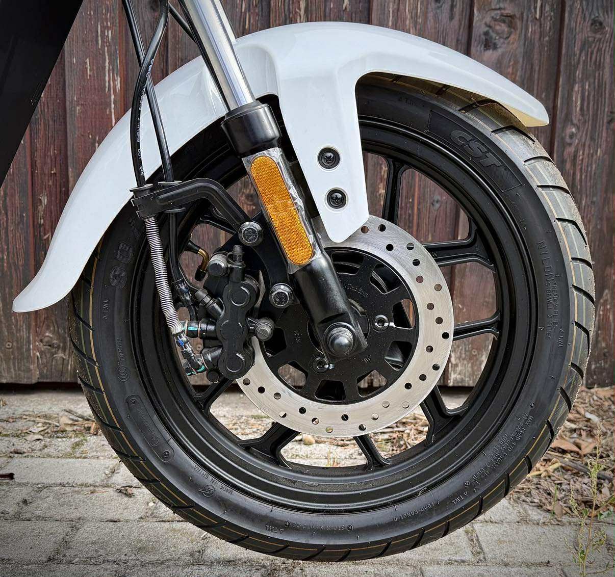 BEMUTATÓMOTOR - UQi GT 4842 45km/h, Fehér, Panasonic akkumulátor, Bosch motor, EURO5, Le1-B BEMUTATÓMOTOR - UQi GT 4842 45km/h, Fehér, Panasonic akkumulátor, Bosch motor, EURO5, Le1-B