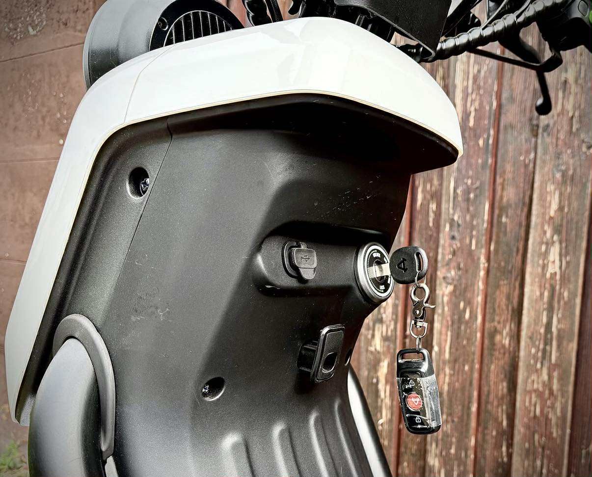 BEMUTATÓMOTOR - UQi GT 4842 45km/h, Fehér, Panasonic akkumulátor, Bosch motor, EURO5, Le1-B BEMUTATÓMOTOR - UQi GT 4842 45km/h, Fehér, Panasonic akkumulátor, Bosch motor, EURO5, Le1-B