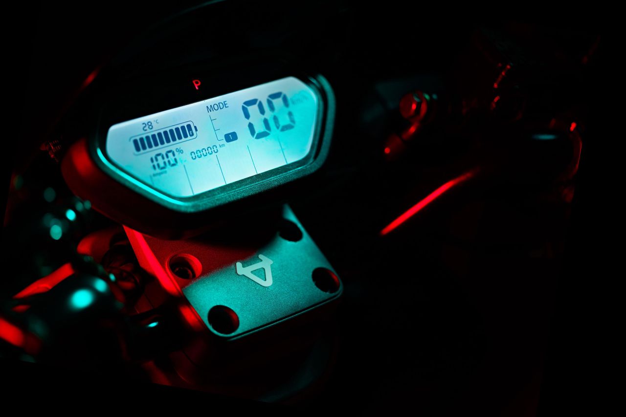 BEMUTATÓMOTOR - NIU NQi Sport elektromos robogó 6035 45km/h, fehér L1e-B