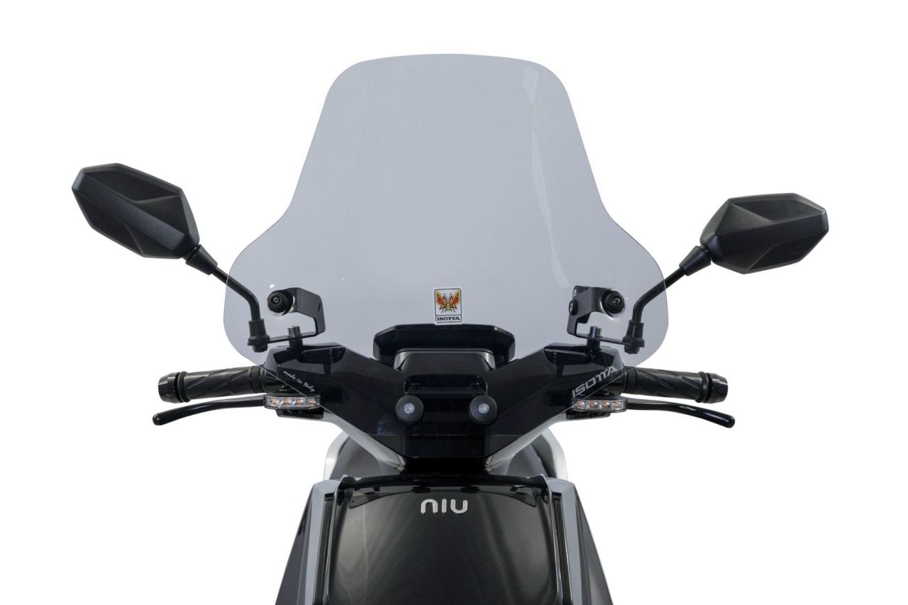 NIU robogó szélvédő plexi szett FQi500 alacsony, füstszín (Isotta) NIU robogó szélvédő plexi szett FQi500 alacsony, füstszín (Isotta)