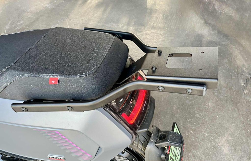 Hátsó doboz top case tartó konzol NIU NQiX széria (GIVI ) Hátsó doboz top case tartó konzol NIU NQiX széria (GIVI )