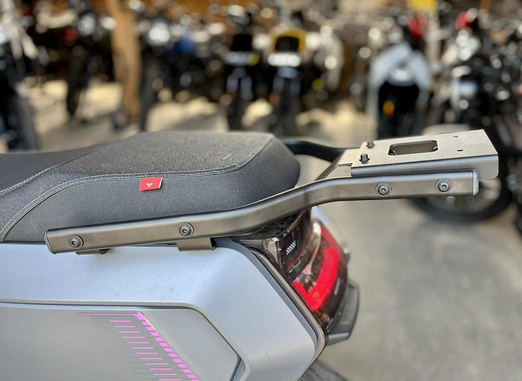 Hátsó doboz top case tartó konzol NIU NQiX széria (GIVI ) Hátsó doboz top case tartó konzol NIU NQiX széria (GIVI )