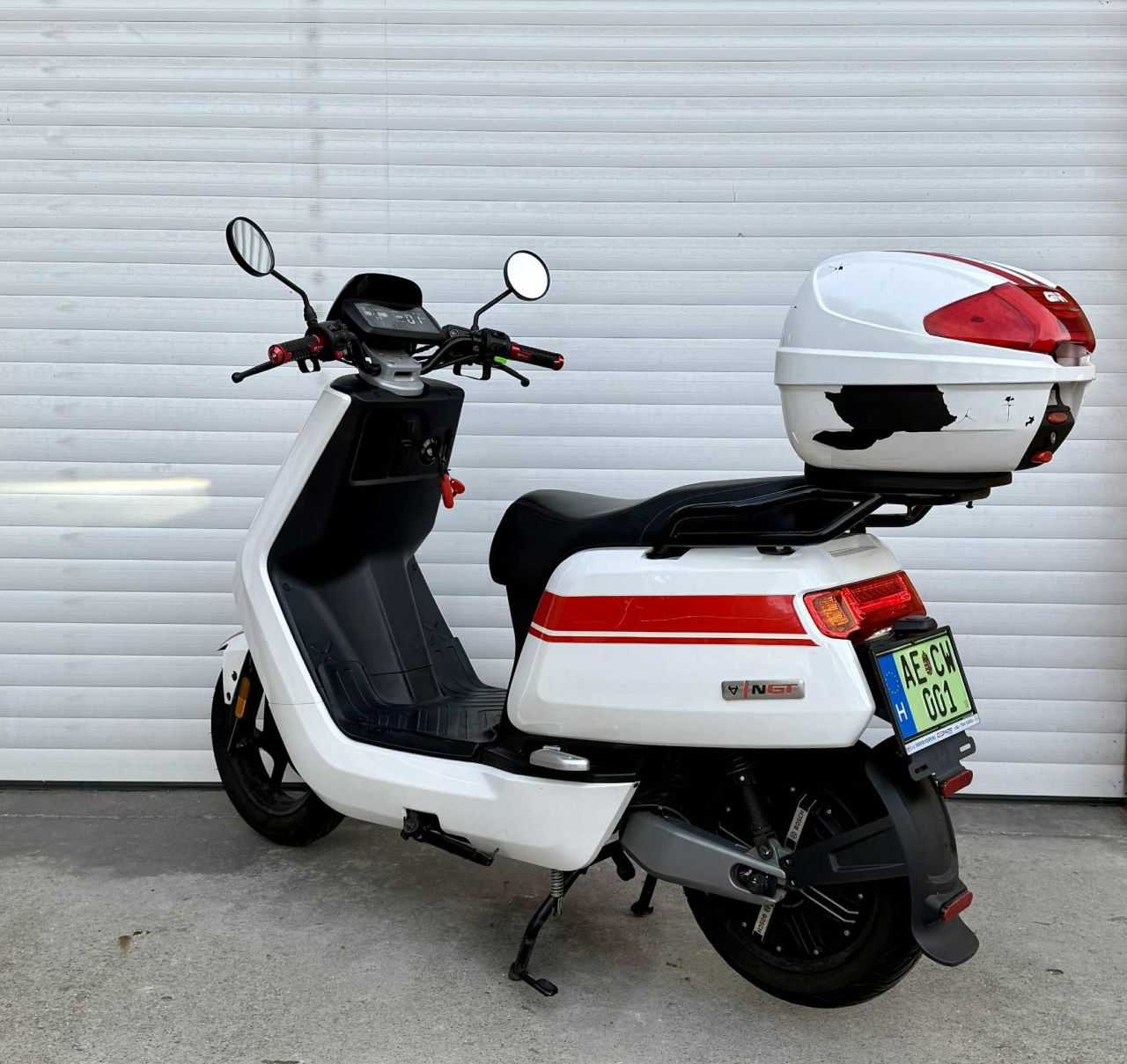 HASZNÁLTMOTOR - NQi GT elektromos robogó 70 km/h, 6035x2, fehér/piros, L3e-A1 HASZNÁLTMOTOR - NQi GT elektromos robogó 70 km/h, 6035x2, fehér/piros, L3e-A1