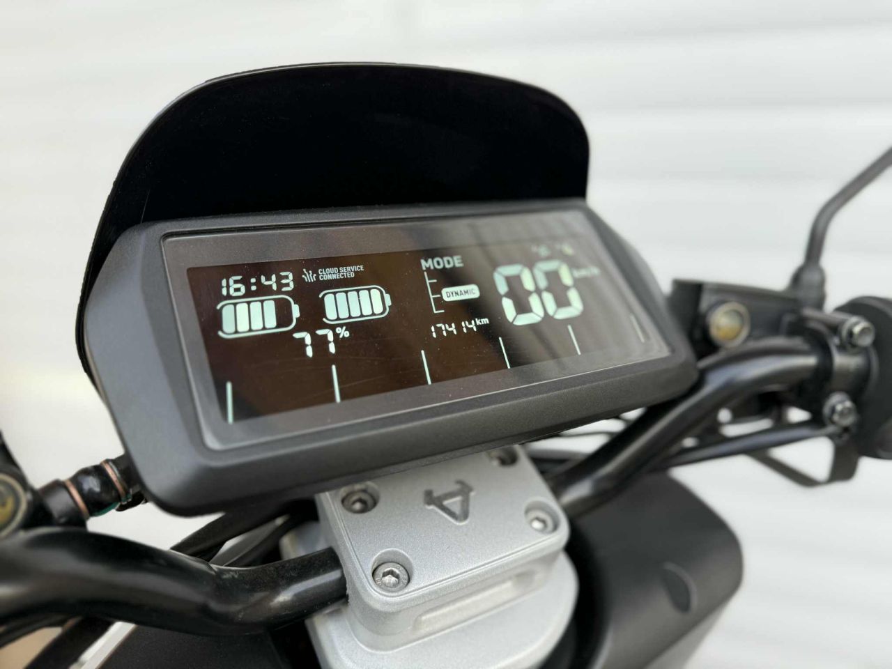 HASZNÁLTMOTOR - NQi GT elektromos robogó 70 km/h, 6035x2, fehér/piros, L3e-A1 HASZNÁLTMOTOR - NQi GT elektromos robogó 70 km/h, 6035x2, fehér/piros, L3e-A1