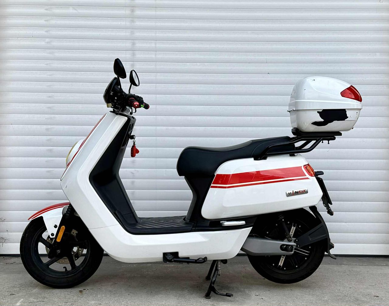 HASZNÁLTMOTOR - NQi GT elektromos robogó 70 km/h, 6035x2, fehér/piros, L3e-A1 HASZNÁLTMOTOR - NQi GT elektromos robogó 70 km/h, 6035x2, fehér/piros, L3e-A1