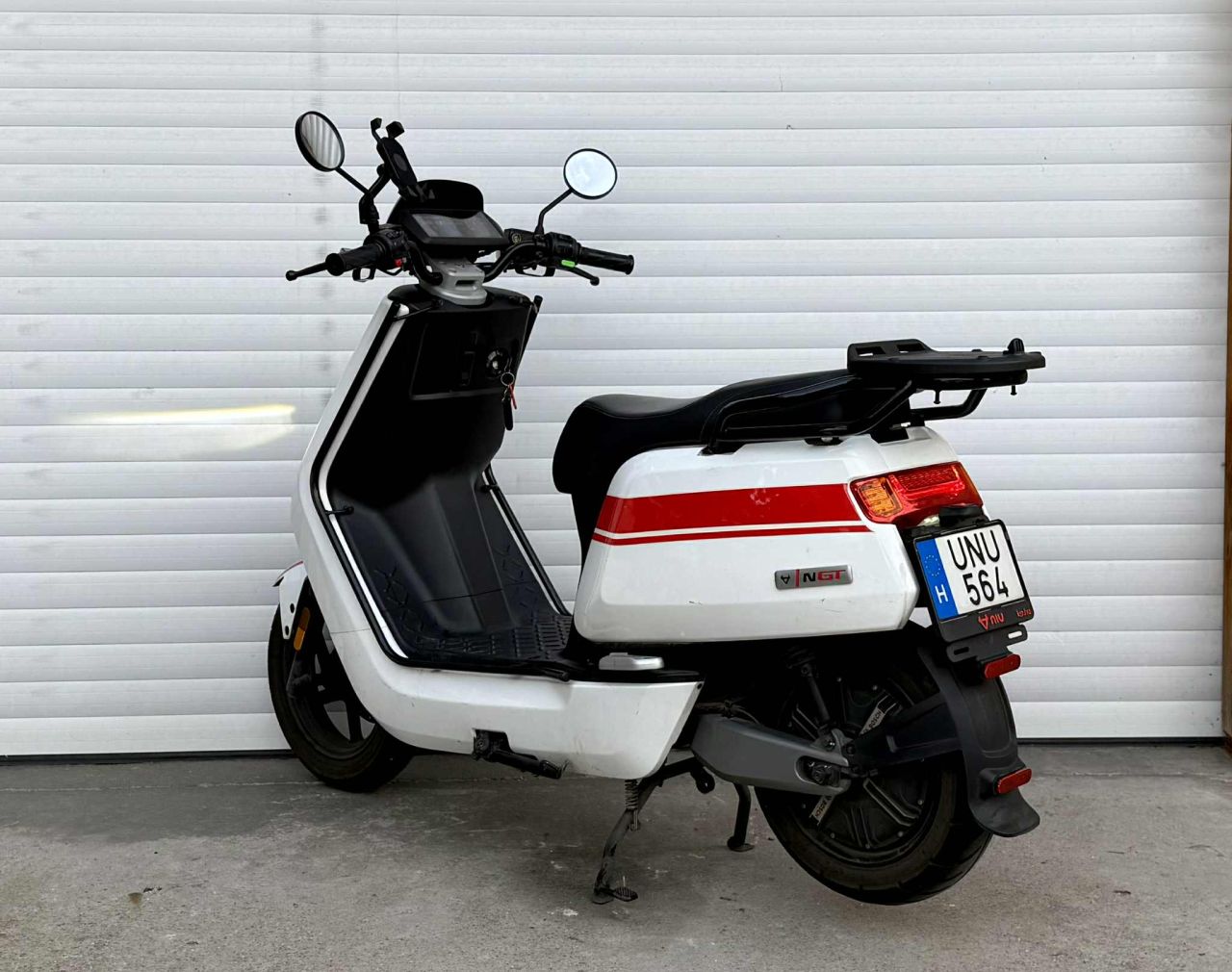 HASZNÁLTMOTOR - NQi GT elektromos robogó 70 km/h, 6035x2, fehér/piros, L3e-A1 HASZNÁLTMOTOR - NQi GT elektromos robogó 70 km/h, 6035x2, fehér/piros, L3e-A1