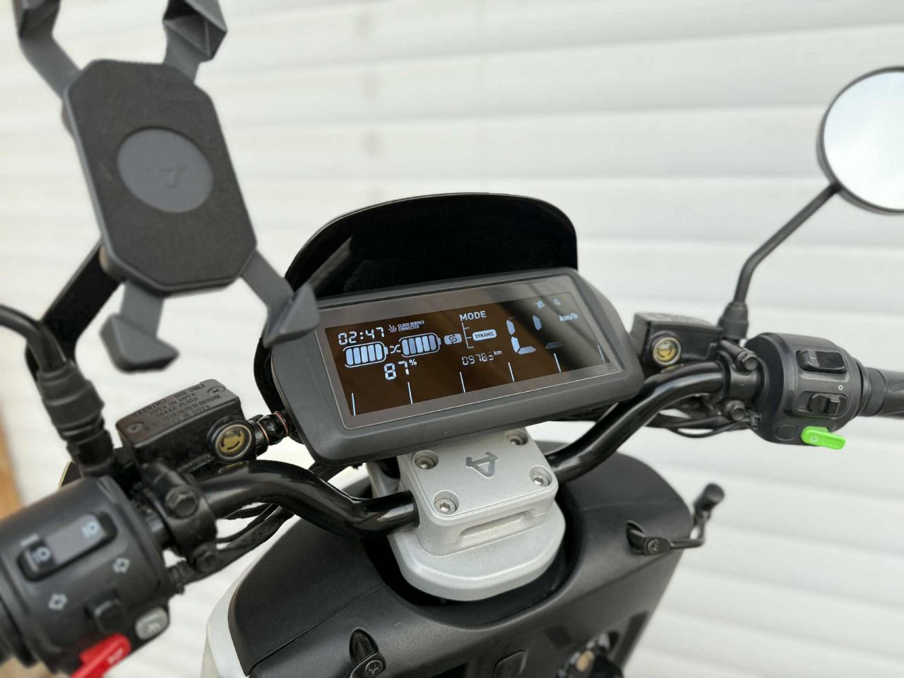 HASZNÁLTMOTOR - NQi GT elektromos robogó 70 km/h, 6035x2, fehér/piros, L3e-A1 HASZNÁLTMOTOR - NQi GT elektromos robogó 70 km/h, 6035x2, fehér/piros, L3e-A1
