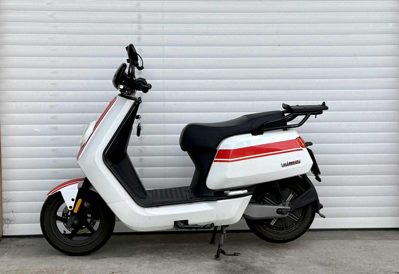 HASZNÁLTMOTOR - NQi GT elektromos robogó 70 km/h, 6035x2, fehér/piros, L3e-A1