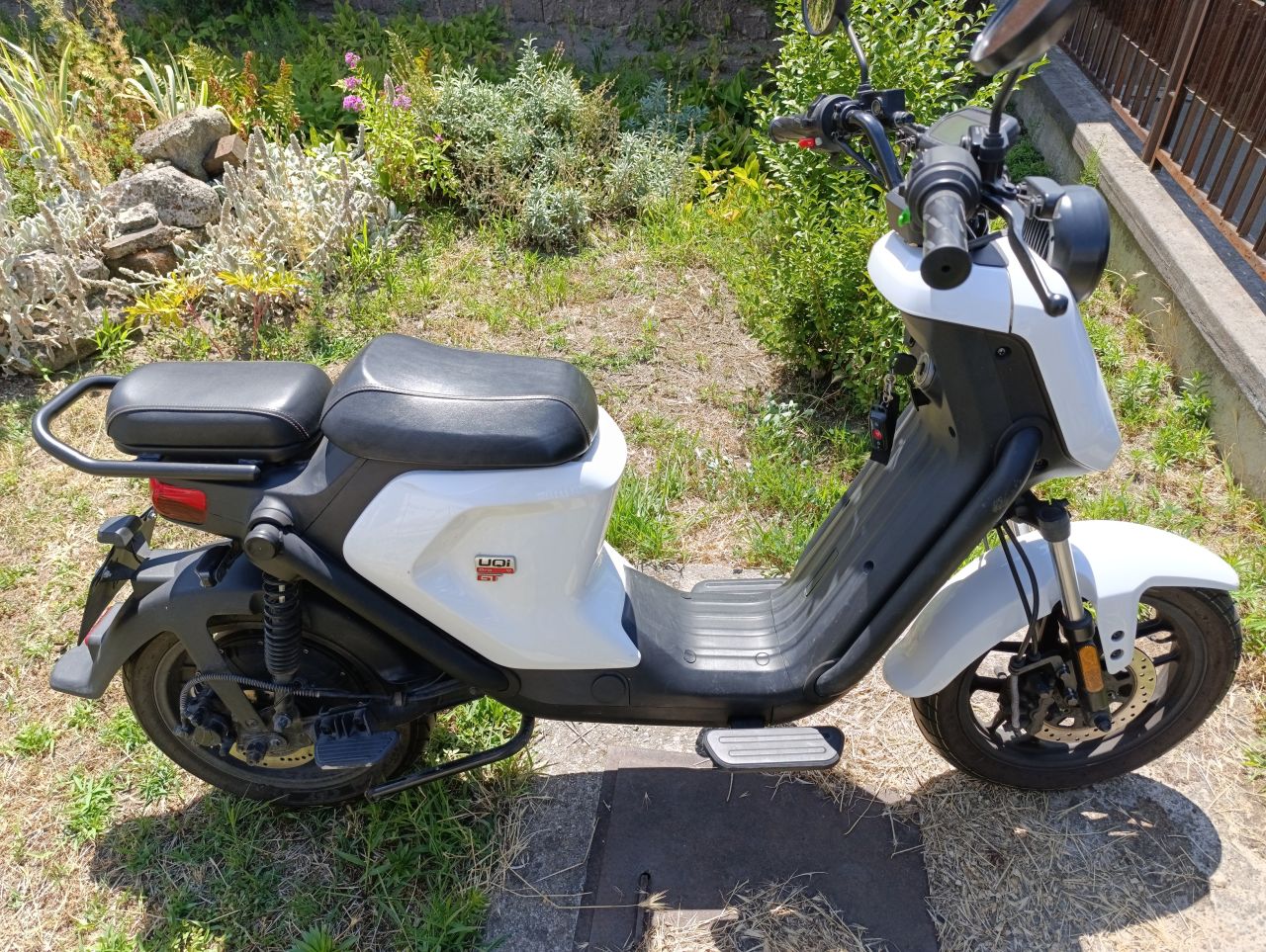 HASZNÁLTMOTOR - NIU UQi GT 4831 Fehér Euro5 L3e-B HASZNÁLTMOTOR - NIU UQi GT 4831 Fehér Euro5 L3e-B