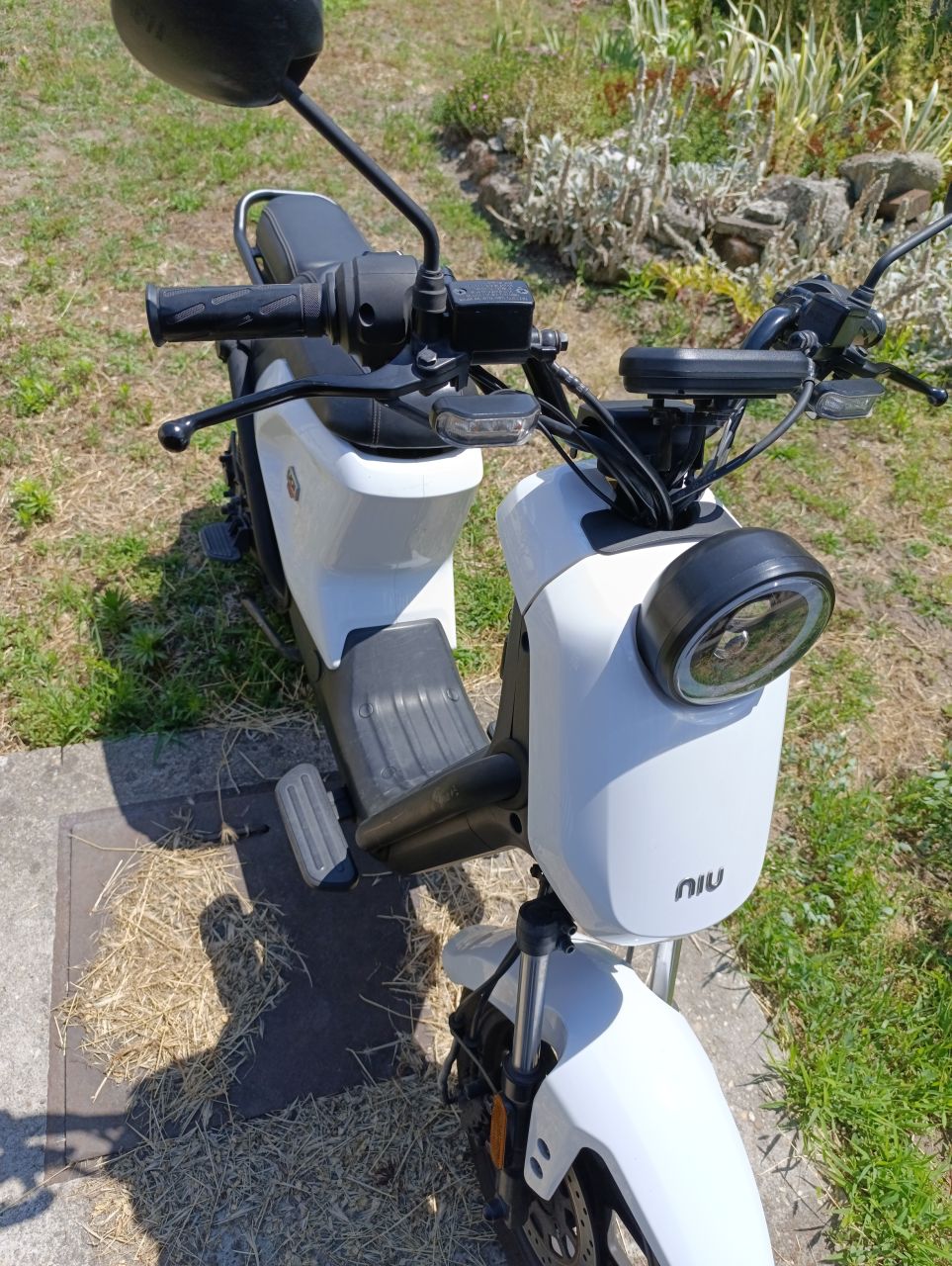HASZNÁLTMOTOR - NIU UQi GT 4831 Fehér Euro5 L3e-B HASZNÁLTMOTOR - NIU UQi GT 4831 Fehér Euro5 L3e-B