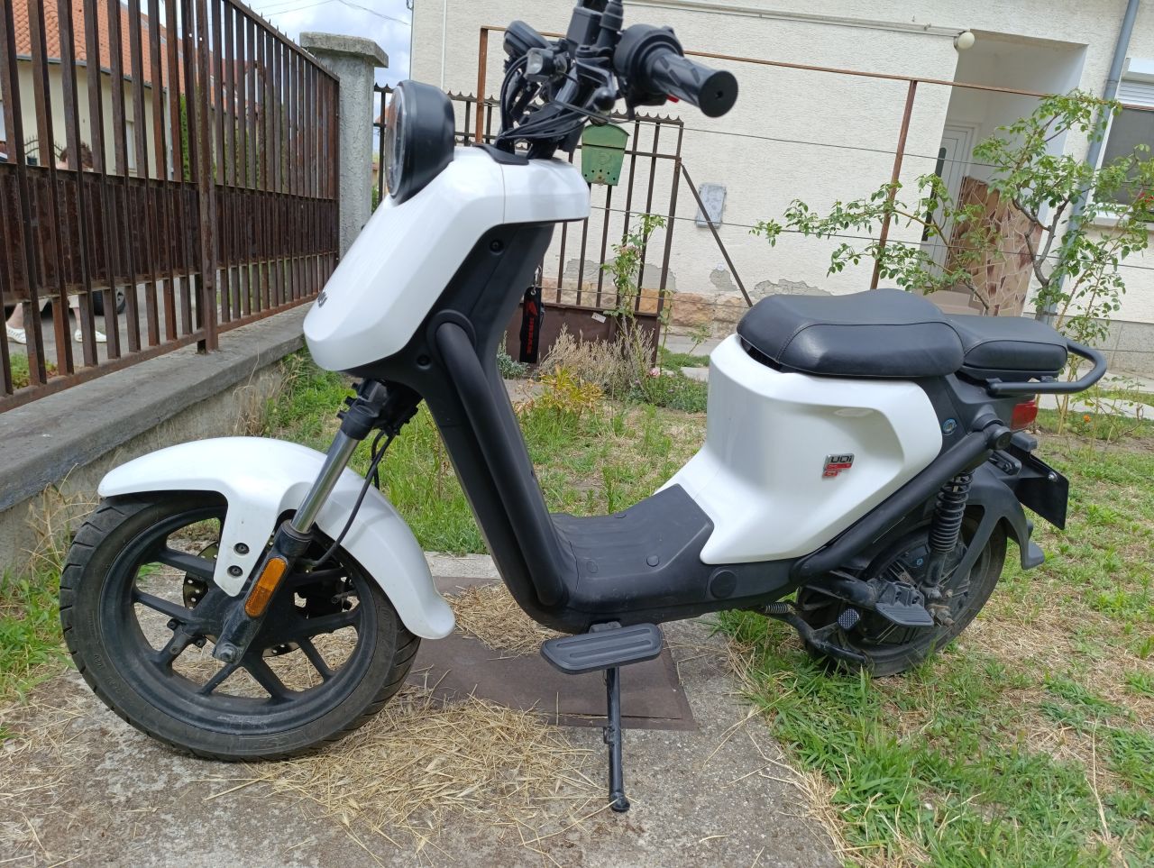 HASZNÁLTMOTOR - NIU UQi GT 4831 Fehér Euro5 L3e-B