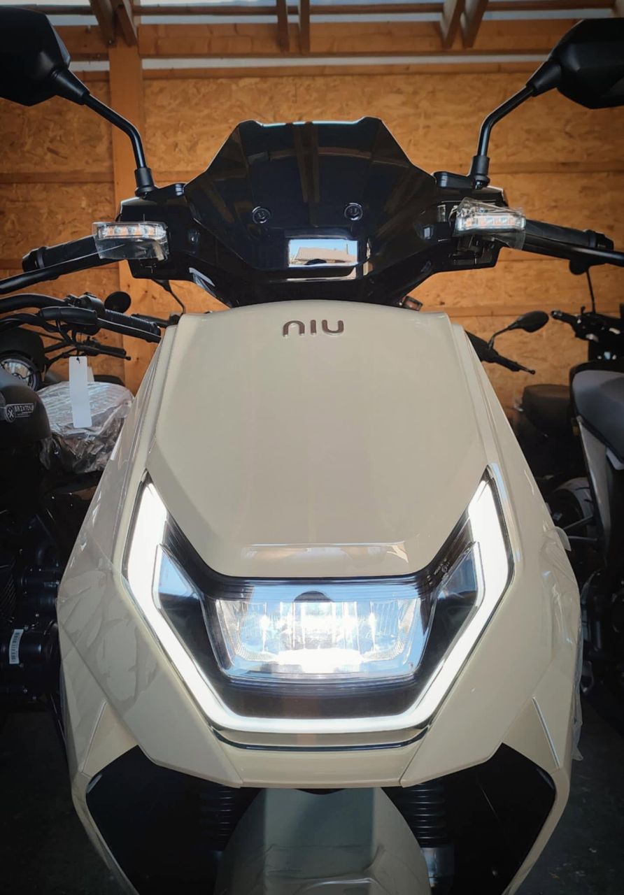 BEMUTATÓMOTOR - NIU FQi 500 elektromos robogó 95km/h, fehér L3e-A1 BEMUTATÓMOTOR - NIU FQi 500 elektromos robogó 95km/h, fehér L3e-A1